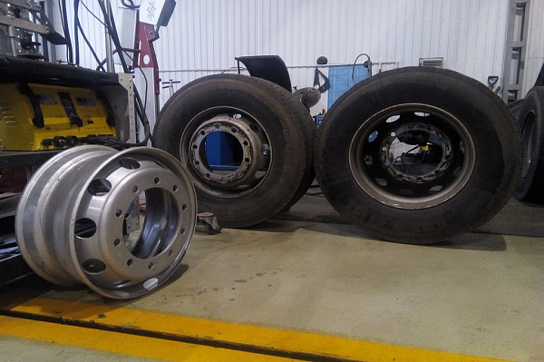 truck-mobile-tire-fitting-3